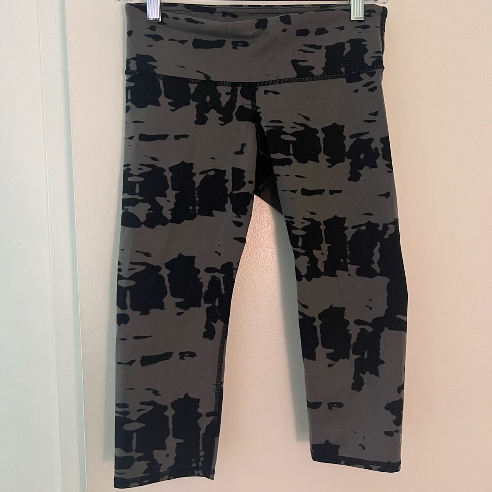 TIE DYE CROPPED LEGGINGS ATHLETA- like new